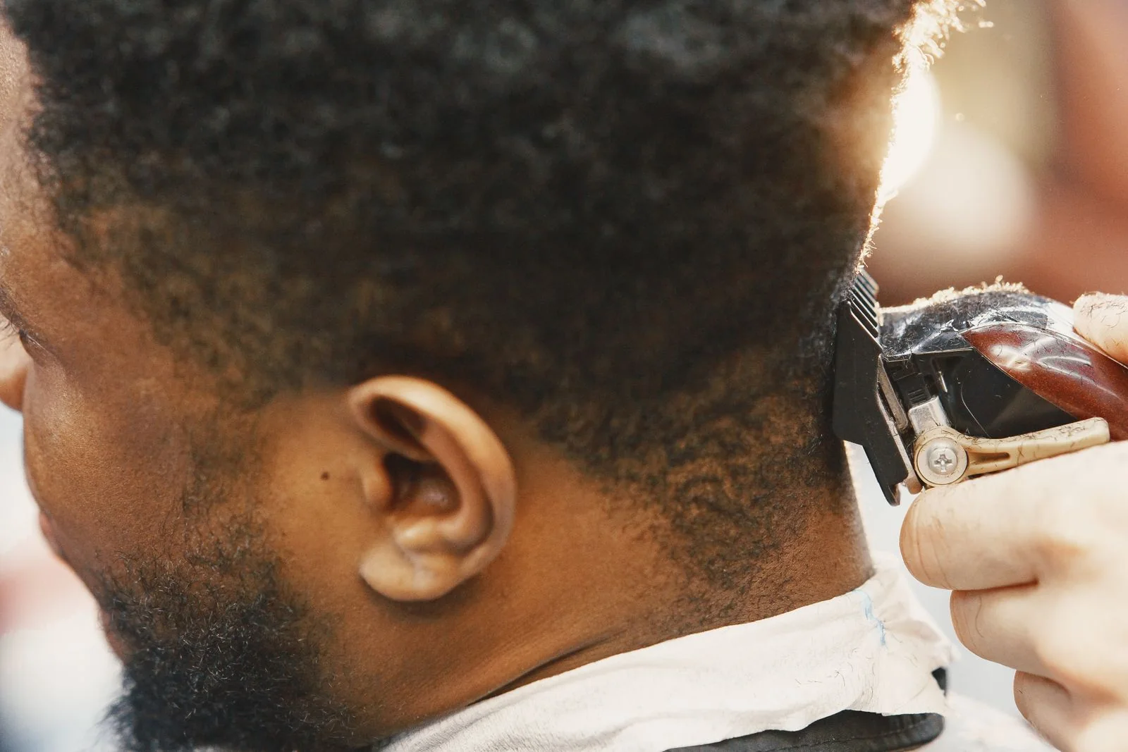 Detailed clipper work during a men’s haircut